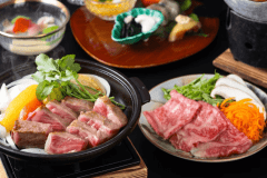 厚切りのステーキとしゃぶしゃぶをお楽しみ下さい。