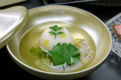 丁寧にひいた滋味深いお出汁に浮かぶのは、旬の食材を練り込んだ自家製の真丈（しんじょ）。
口の中でふんわりと解ける食感をお楽しみいただけます。