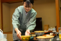 担当のおもてなし係が、タイミングを見ながら料理を順次提供いたします。（お部屋食は２名様まで）
