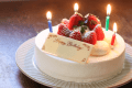 お誕生日や記念日のサプライズに。当プランでは、お食事の最後にホールケーキを1台プレゼントいたします。少人数でもお召し上がりいただきやすい4号サイズ（直径約12cm）。大切な方への感謝の言葉を添えて、思い出に残るひとときを。