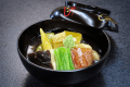 加賀料理の代名詞「治部煮」。とろみのある出汁が、鴨肉と地物野菜の旨味を優しく包み込みます。季節を問わず愛される、金沢・伝統の味です。