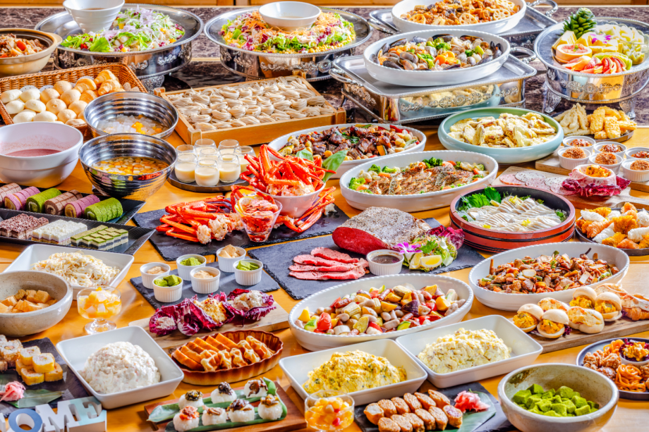【夕食】＜バイキング＞約50種類の和洋中バイキング。旬の食材を使用した特製メニューが盛りだくさん♪