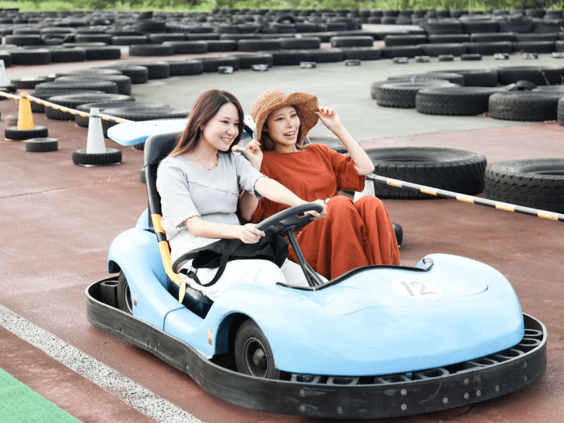 【ゴーカート】車は2種類。身長140cm以上なら一人で乗られるので、お子様も楽しめます。