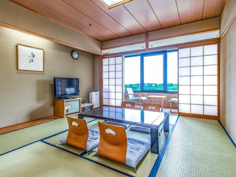 【≪本館≫和室10畳】全室駐車場側に面した客室。晴れた日には山の下方に津南町をご覧いただけます。