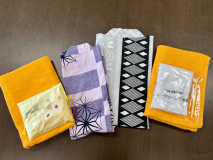 【全客室共通 備品】浴衣、タオル、歯ブラシのアメニティをご用意しております
左はお子様用浴衣