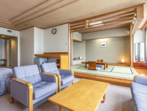 【和洋室ファミリールーム】バス・トイレ付きの広々としたお部屋。畳の小上りがあります。