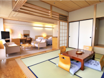 【和洋室ファミリールーム】バス・トイレ付きの広々としたお部屋。畳の小上りがあります。