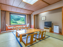 【＜東館＞和室10畳】お部屋により眺望が分かれますが、山に囲まれているのでどちらも自然を臨めます。