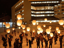 【ランタン打上体験】冬季限定で毎日開催。夜空に舞い上がる灯りの、幻想的な光景をご覧ください。