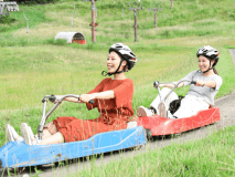 【ローラーリュージュ】体感時速は100kmとスリル満点！全長850ｍのコースを豪快に駆け抜けよう！