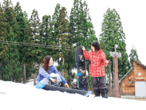 【ニュー・グリーンピア津南スキー場】ホテルの目の前！広々としたゲレンデをお楽しみください。