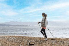 和歌の浦の美しい海岸や豊かな山々を舞台に、魅力的なノルディックウォーキング体験をご提供しています。自然に囲まれながら心と身体を活性化させる贅沢な時間をお楽しみください。