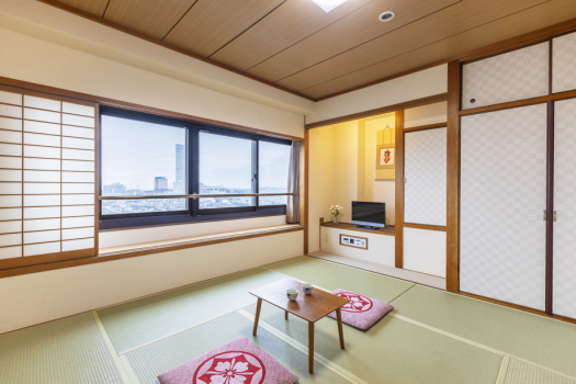【和室】青畳の微かな香りを楽しめる和室をご用意。足を延ばして、広々とお寛ぎいただけるお部屋です。