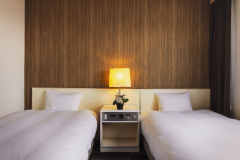 【ツイン】晴れた日は窓から夕日を眺めることも。きれいな景色で旅の疲れも癒されます。