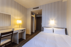 【ダブル】広々としたベッド、落ち着ける室内は居心地よくお過ごしいただけます。