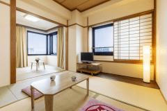 青畳の微かな香りを楽しめる和室をご用意。足を延ばして、広々とお寛ぎいただけるお部屋です。