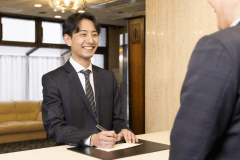 【フロント】関西空港から1駅！駅から徒歩2分！バツグンの立地を誇る当ホテルへようこそ！