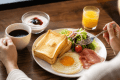 【洋朝食】定番のメニューはサラダやフルーツなど栄養バランスもバッチリ♪コーヒーはおかわり自由です♪