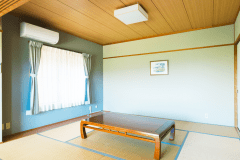 【／Lodge・101号室（和洋室）】畳が気持ち良い和室とリビングダイニングの洋室が分かれたお部屋。