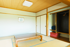 【／Lodge・101号室（和洋室）】お布団を4組ご用意しております。
