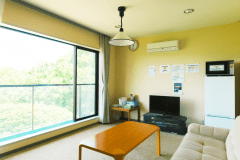 【／Lodge・201号室（洋室）】大きな窓のリビングダイニングと寝室を備えた洋室。