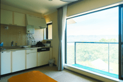 【／Lodge・201号室（洋室）】大自然を眺めながらお料理もお楽しみいただけます。