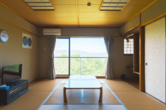 【／Lodge・202号室（和室）】大きな窓の和室10畳とキッチンを備えた和室。