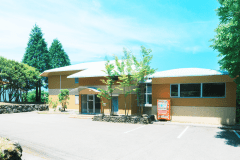 【／Lodge・外観】阿蘇乙姫のリゾート地の中にあるロッジ。棟の横に駐車スペースがあります。