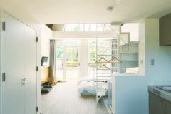 【／With Dogs・1号室（53㎡）】リビングスペース、ベッド、キッチン・ロフトからなる1号室。