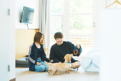 【／With Dogs・1号室（53㎡）】大きな窓から光が差し込む明るいリビング。