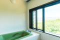 【／Lodge・201号室（洋室）】バスルームの大きな窓からも大自然の絶景を楽しめます。