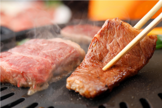 素材の旨みたっぷり！国産霜降り牛を食べ放題で！！