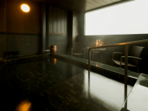 【展望露天風呂】～趣きある石張りの浴槽がそっと肌になじみます♪～