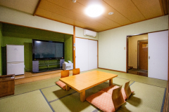 露天風呂付客室和モダンルーム（大部屋）/居間