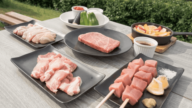 高知名産のお肉（四万十牛、四万十豚、よさこい尾鶏）と大月町名産の養殖マグロが食べられる超贅沢なBBQメニューです。