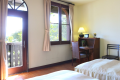 *【デラックスルームB/オオルリ　一例】ベッドスペース裏に洗面台と、浴室スペースがございます。