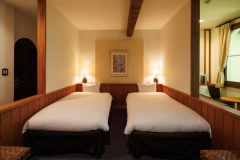 【デラックスルームA/カワセミ　一例】ベッドスペースとは別にソファスペースがございます。