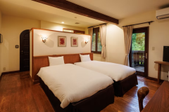 【デラックスルームB/オオルリ　一例】ベッドスペース裏に洗面台と、浴室スペースがございます。