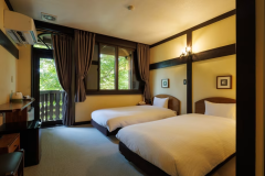 【スタンダードツインルーム　一例】窓の外には清里の自然が広がります