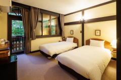 【スタンダードツインルーム　一例】窓の外には清里の自然が広がります