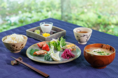 『八ヶ岳のおばんざい』を取り入れたご朝食。栄養豊富な食材などと共に心温まる朝のひと時をお過ごしください