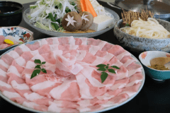【茶美豚】甘みのある脂身と柔らかい肉質が特徴で、通常の豚肉では味わえない深いコクをご堪能いただけます