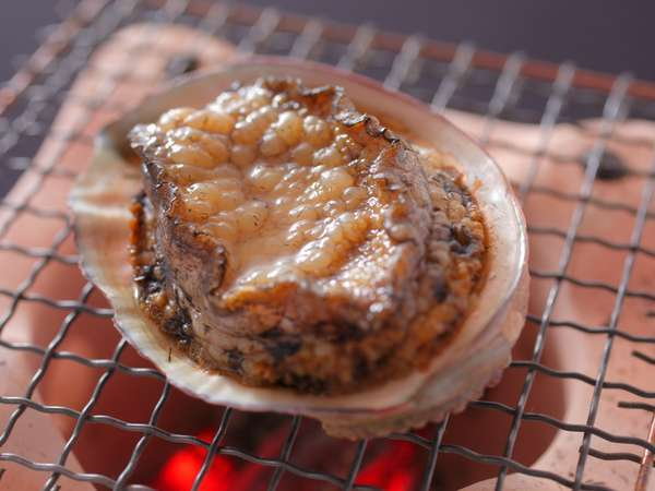 【アワビ】目の前で焼く「アワビの踊り焼き」自家製味噌を塗って焼くから身も柔らかです。