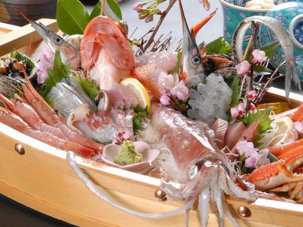 【地魚の舟盛り】丹後の新鮮な海の幸を舟盛りで味わう! 【地魚の舟盛り】丹後の新鮮な海の幸を舟盛りで味わう!