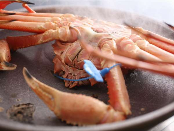 【松葉ガニの踊り焼き】当館オリジナルの食し方。松葉ガニをそのまま踊り焼きに。 【松葉ガニの踊り焼き】当館オリジナルの食し方。松葉ガニをそのまま踊り焼きに。