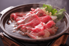 赤身と脂身のバランスが絶妙な黒毛和のすき焼き