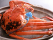 【松葉ガニの踊り焼き】当館オリジナルの食し方。松葉ガニをそのまま踊り焼きに。