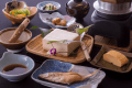 お一人様に一つずつ季節の釜飯をご用意する田舎の素朴な朝ごはん