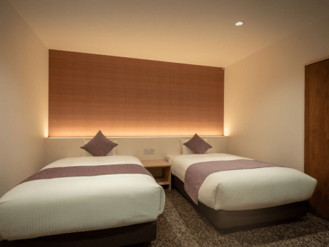 あずきカラーが落ち着いた雰囲気。充実した施設とアメニティで快適な滞在（HAGI）