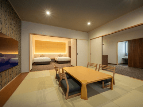 ベージュを基調としたインテリアと琉球畳が落ち着いた雰囲気（ATAGO）